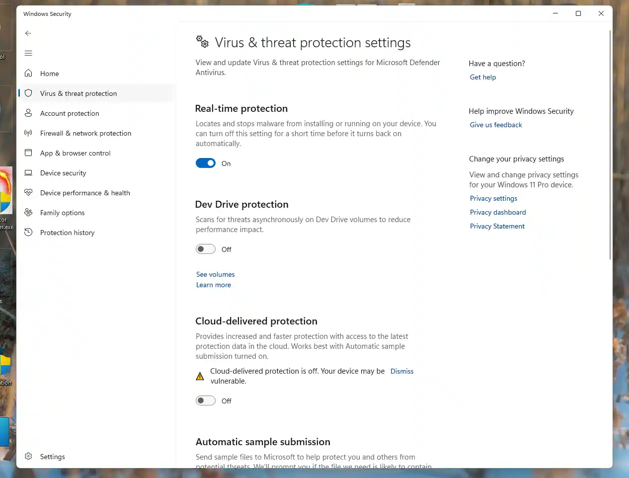 Windows Defender Real-time protection đang BẬT